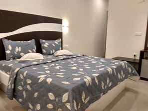 1 多间卧室、防过敏的被褥、迷你吧、客房内保险箱