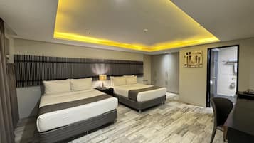 Deluxe kamer, 2 queensize bedden | Een kluis op de kamer, een bureau, een laptopwerkplek, gratis wifi