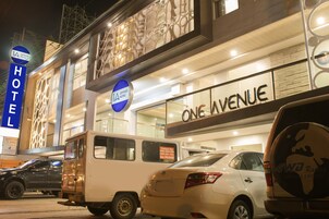 Fachada de la propiedad por la tarde o noche