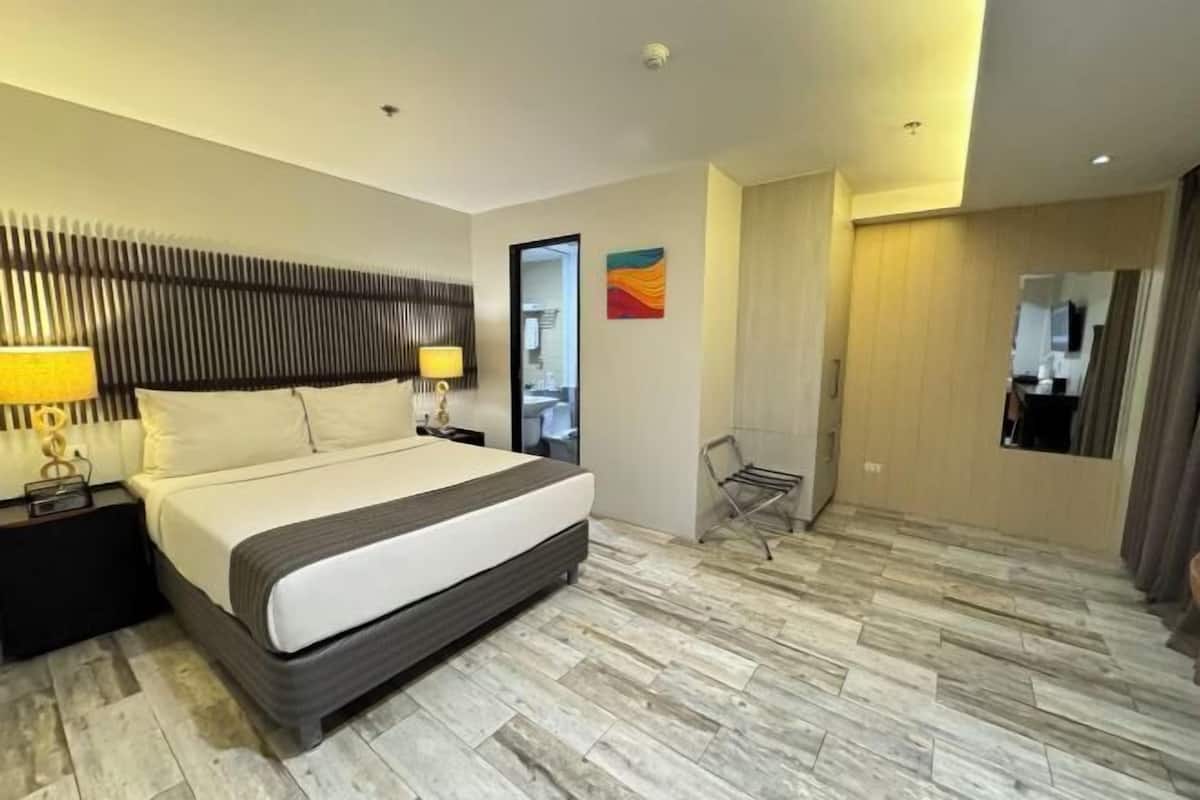 In-room safe, desk, laptop workspace, free WiFi