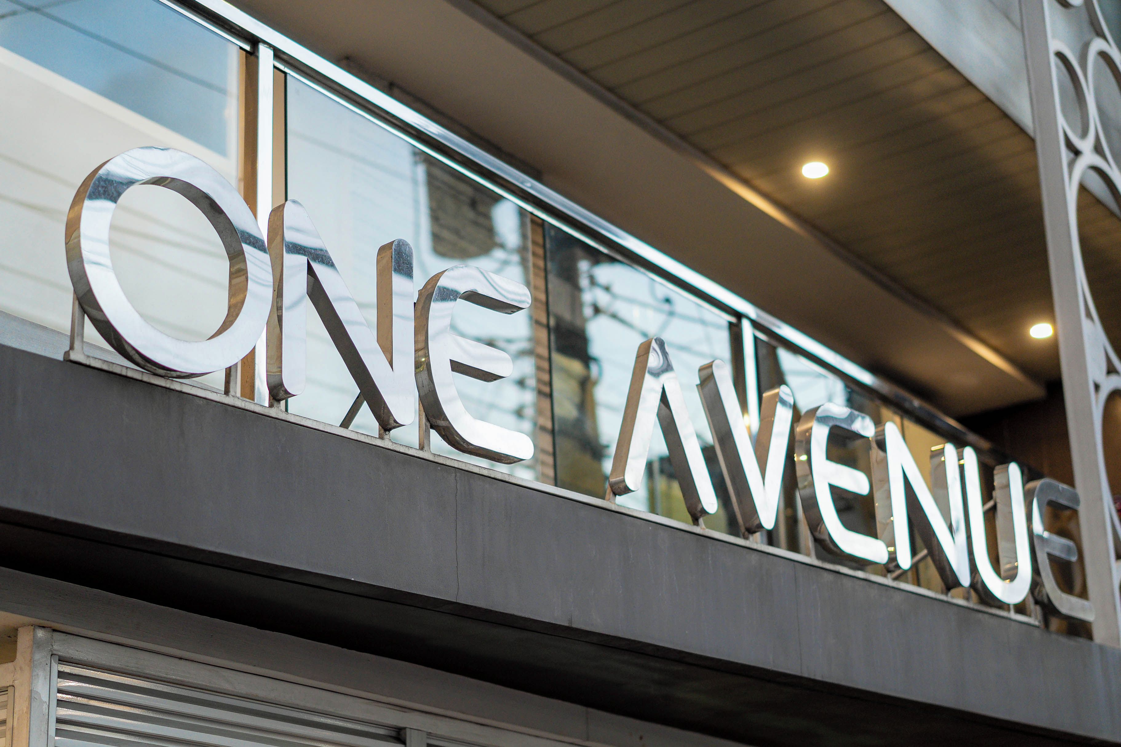 Un edificio con un letrero que dice 'ONE AVENUE'.