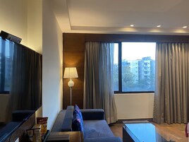 尊荣客房, 2 张单人床 (Premium Twin Room) | 高档床上用品、迷你吧、客房内保险箱、办公桌