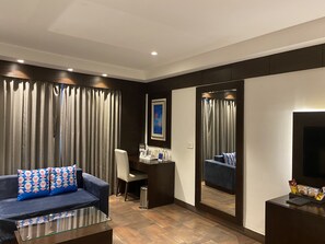 Habitación Premium (Fortune Club Premium Room) | Ropa de cama de alta calidad, minibar, caja fuerte y escritorio