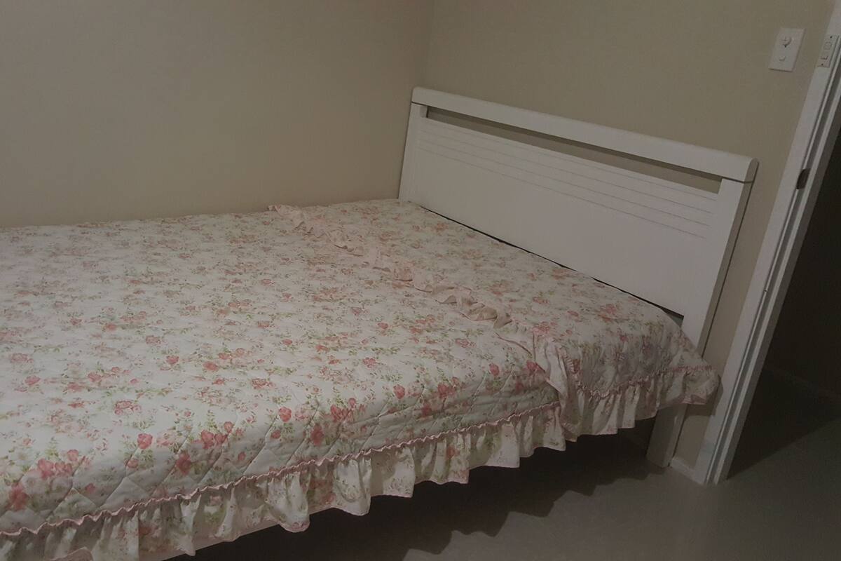 Top Front Queen Room (Shared Bathroom) | 1 bedroom, iron/ironing board, free WiFi, bed sheets
