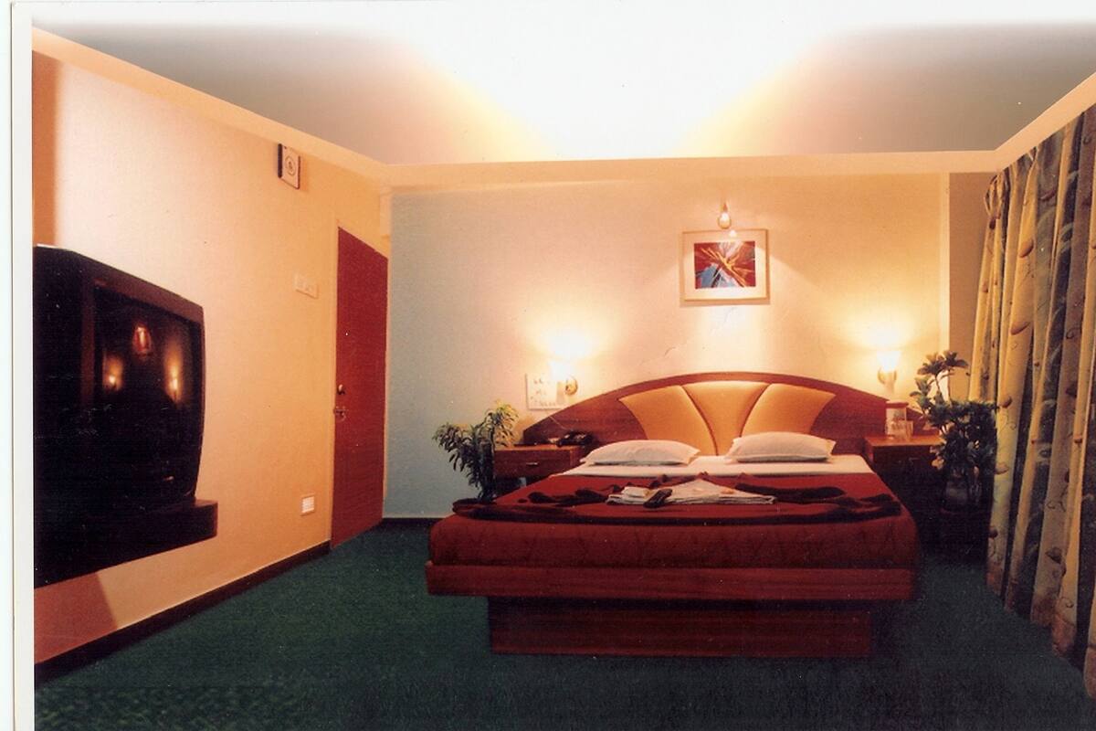 Executive Suite, Garden Area | In-room safe, desk, rollaway beds, free WiFi