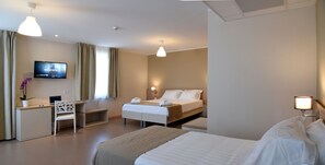 Habitación triple Deluxe | Escritorio, cortinas opacas, sistema de insonorización y cunas (de pago)