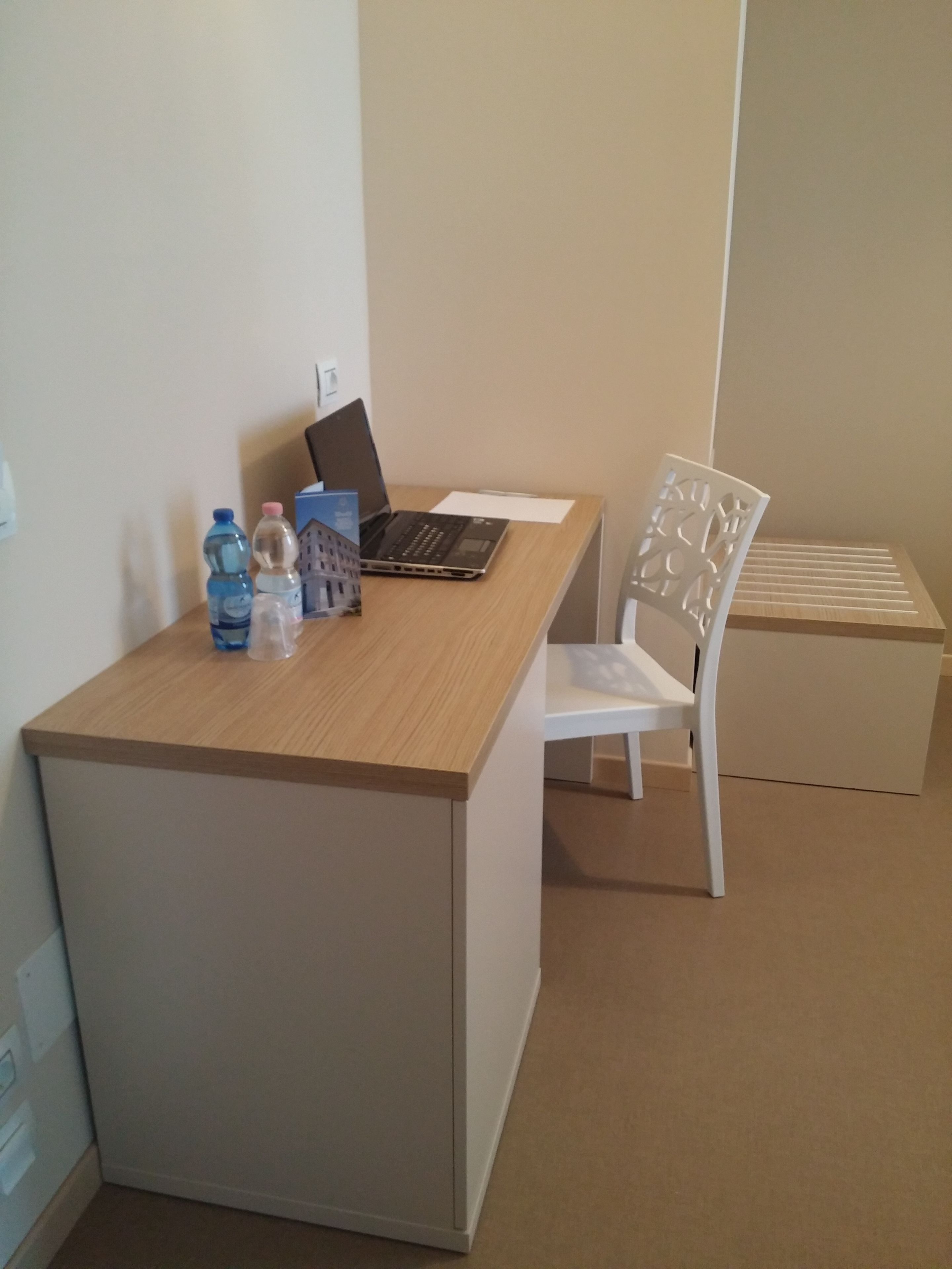 single room | desk, blackout curtains, soundproofing, cots/infant beds