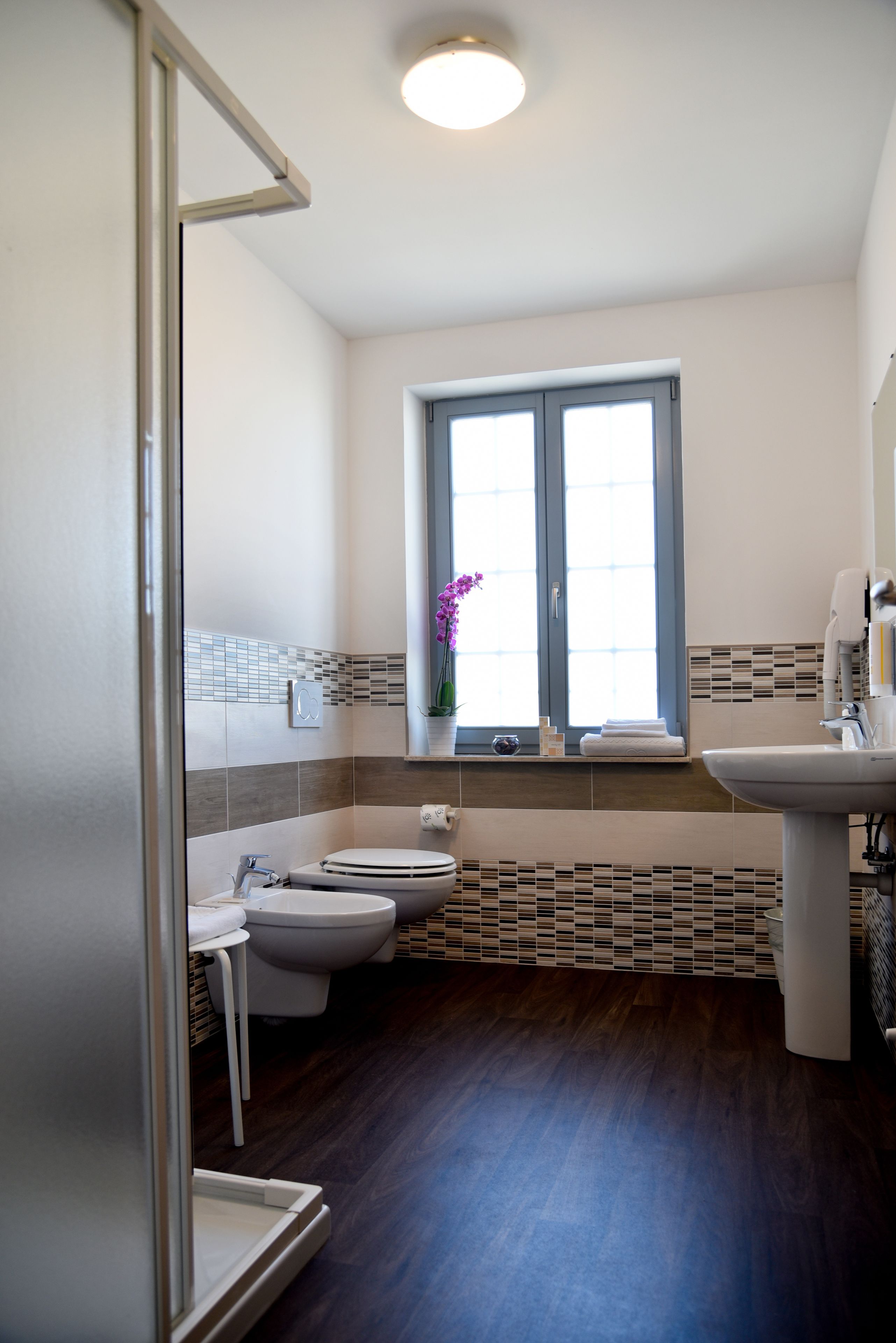single room | bathroom | shower, rainfall showerhead, free toiletries, hair dryer