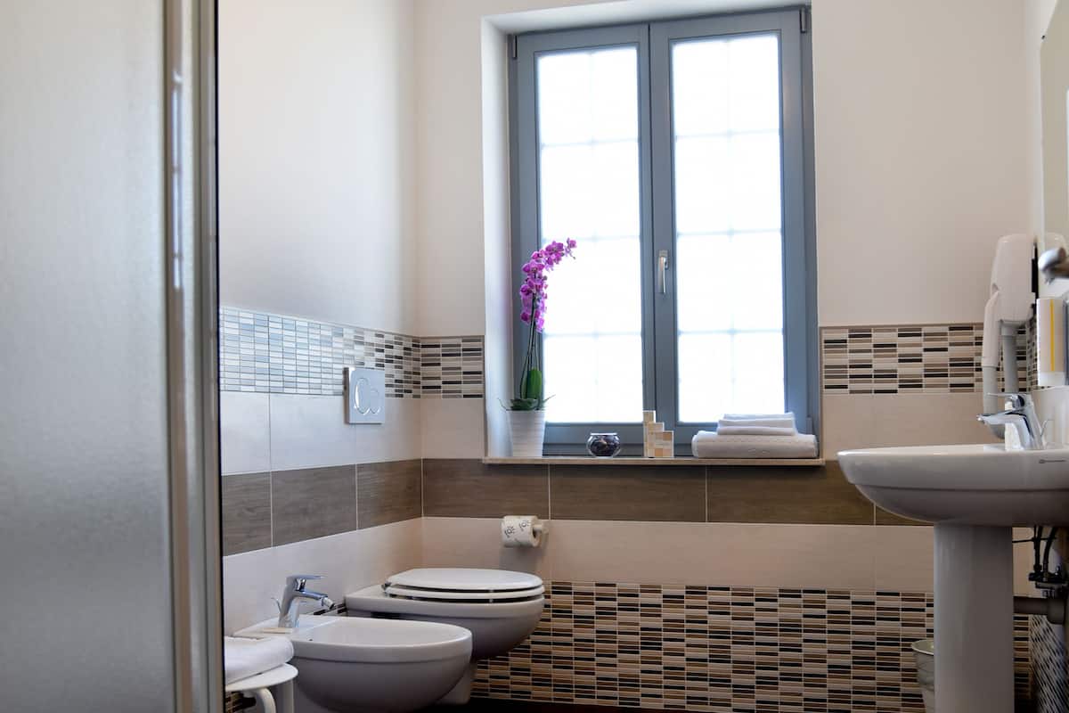 single room | bathroom | shower, rainfall showerhead, free toiletries, hair dryer