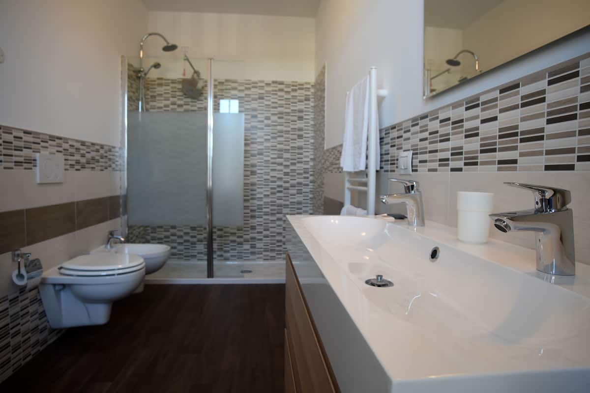 deluxe triple room | bathroom | shower, rainfall showerhead, free toiletries, hair dryer