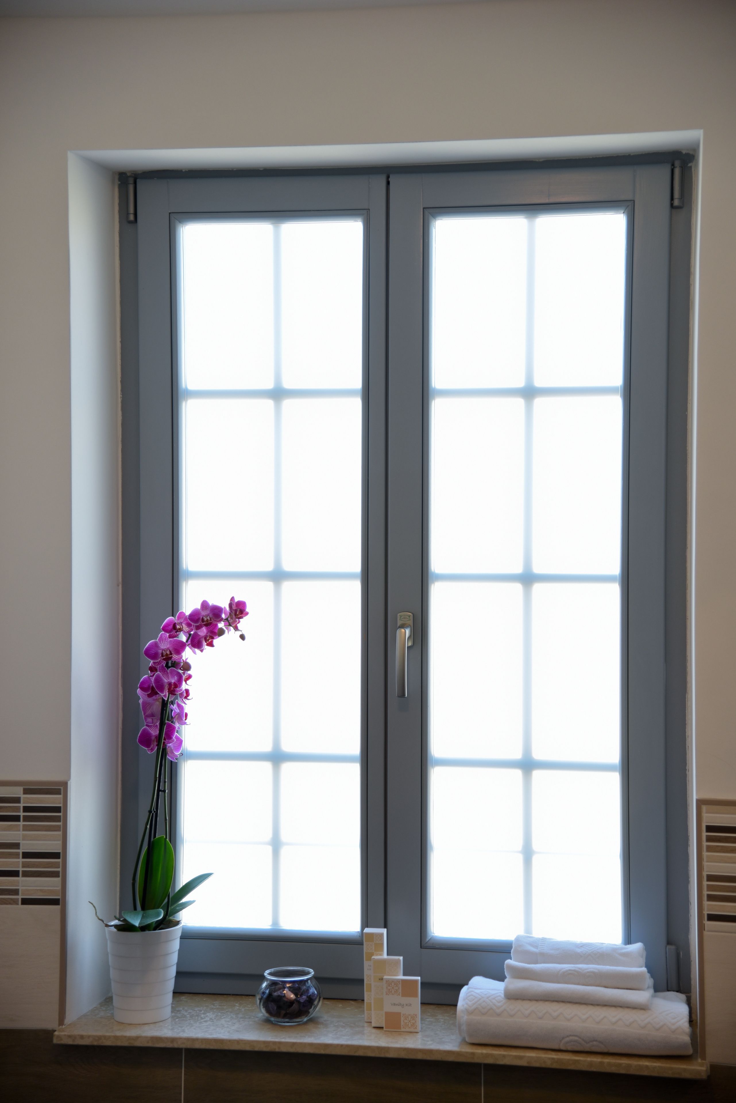 single room | desk, blackout curtains, soundproofing, cots/infant beds