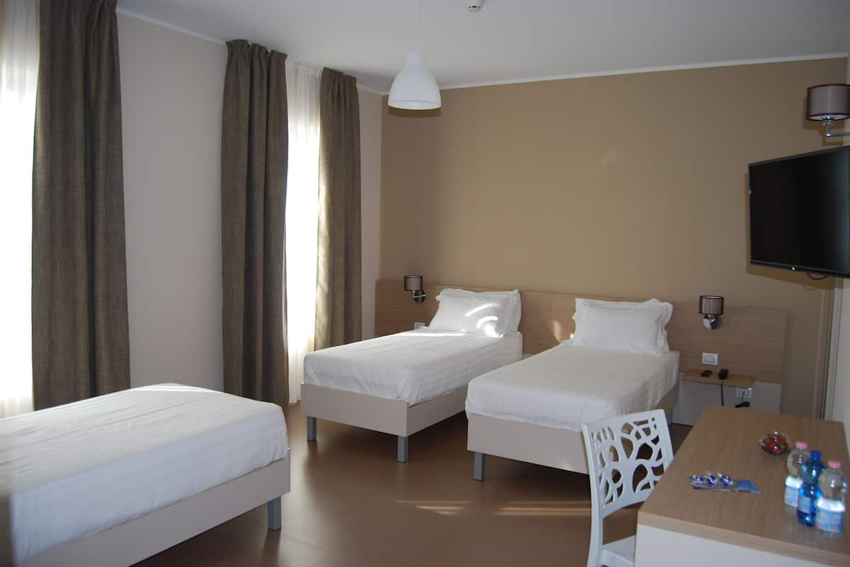 Triple Room | Desk, blackout drapes, soundproofing, cribs/infant beds