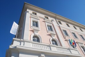 Classic Italian architecture with arched windows and a balcony.