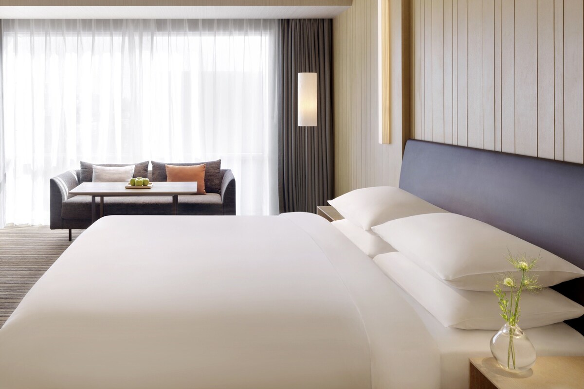 Room, 1 King Bed, City View | Premium bedding, down comforters, memory foam beds, in-room safe