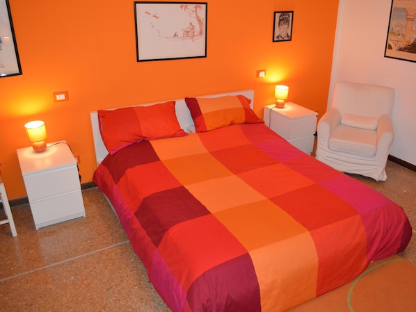 Chambre double, salle de bain privée | Bureau, accès au Wi-Fi (inclus)