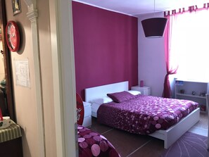 Tweepersoonskamer, gemeenschappelijke badkamer | Een bureau, gratis wifi