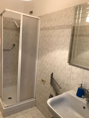 Articles de toilette (gratuits), séchoir à cheveux, serviettes fournies
