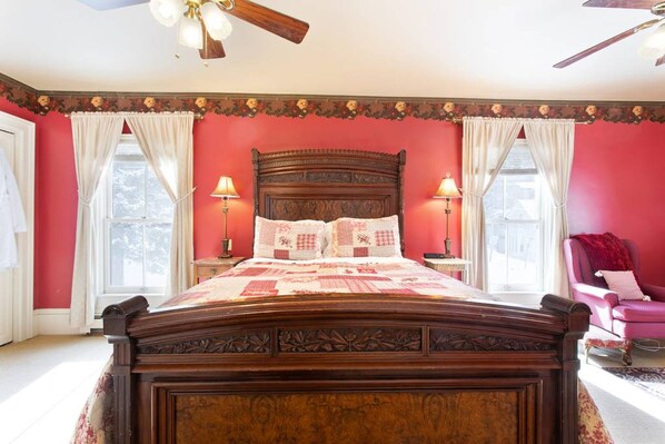 Chambre Lune de Miel, 1 grand lit, salle de bains attenante, vue montagne