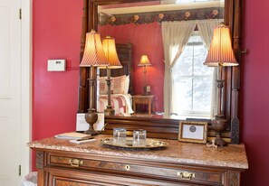 Chambre Lune de Miel, 1 grand lit, salle de bains attenante, vue montagne