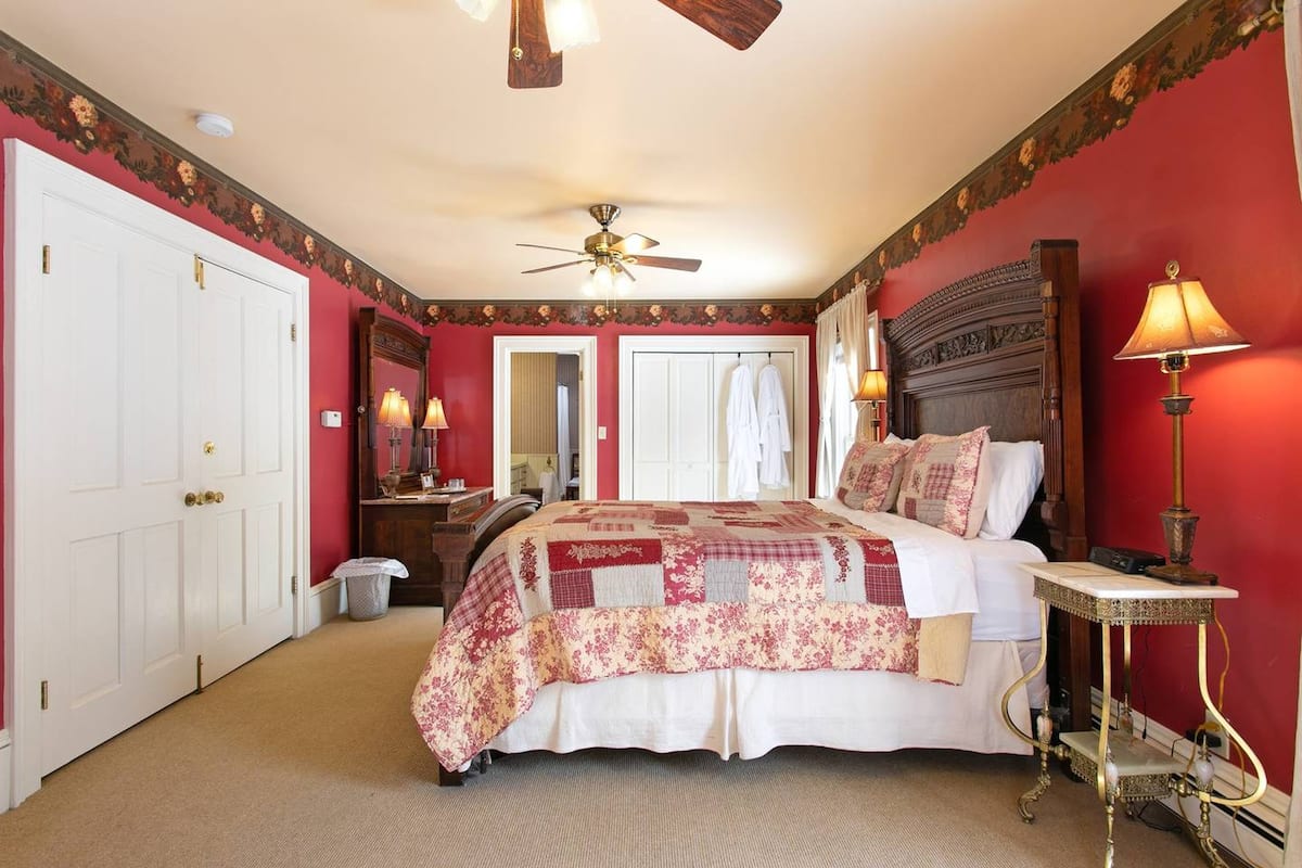 Habitación de luna de miel, 1 cama de matrimonio, baño privado, vistas a la montaña | Ropa de cama de alta calidad y colchones con acolchado adicional