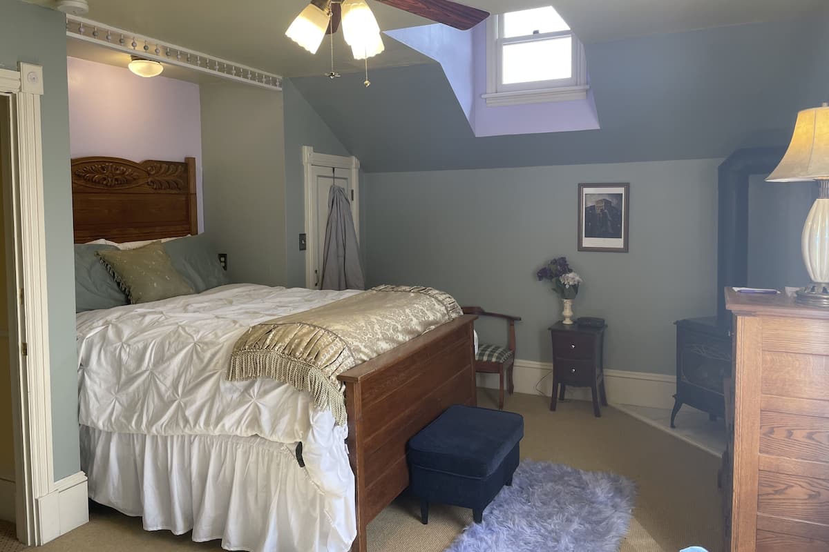 Habitación romántica, 1 cama de matrimonio, no fumadores, bañera de hidromasaje | Ropa de cama de alta calidad y colchones con acolchado adicional