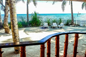 Habitación superior, 1 habitación, vistas a la playa, junto a la playa (4 & 5) | Terraza o patio