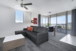 In-room safe, desk, soundproofing, iron/ironing board - Hotel Diana South Brisbane (South Brisbane)