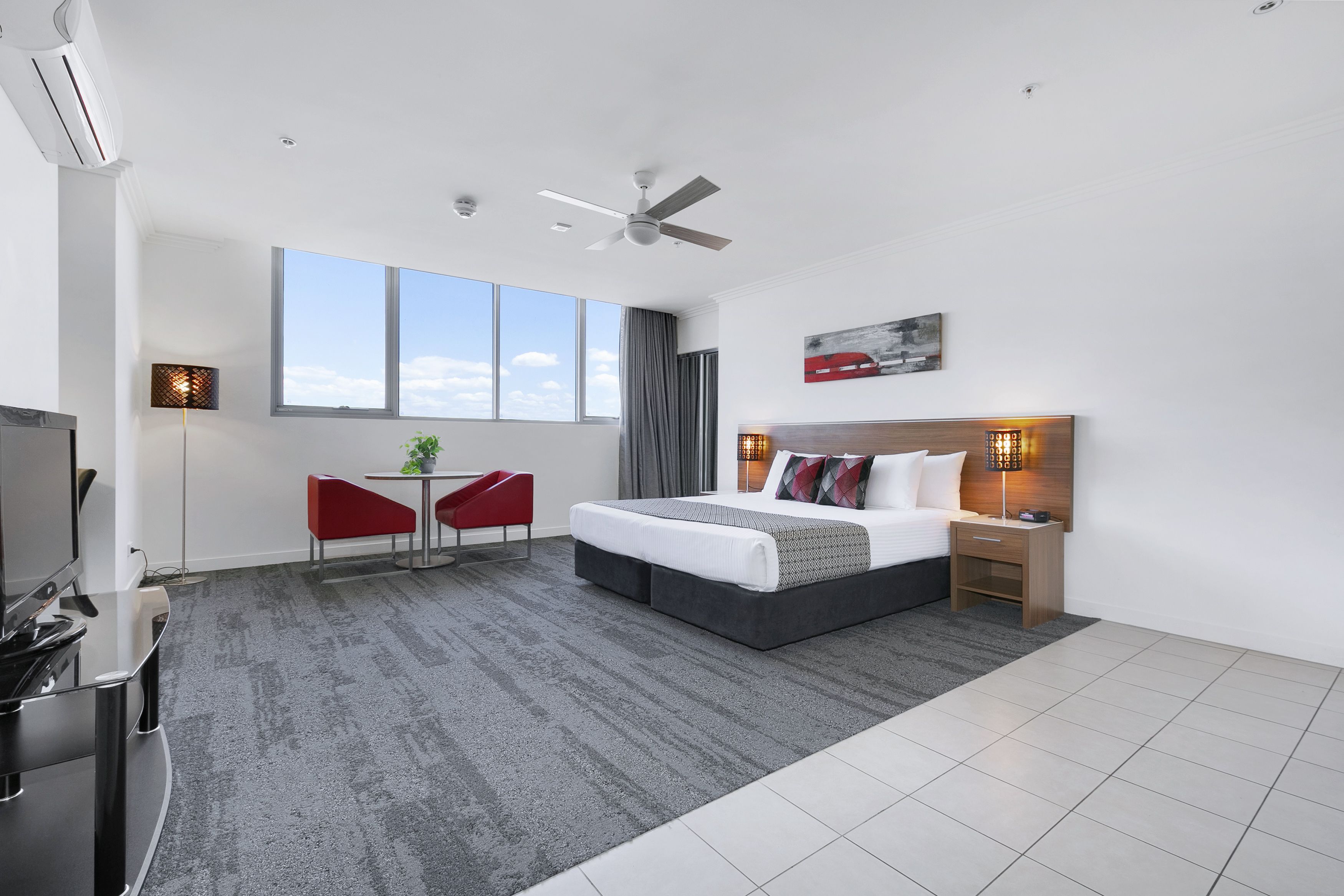 Studio Standar, 1 Tempat Tidur Queen | Brankas, meja kerja, kedap suara, dan setrika/meja setrika