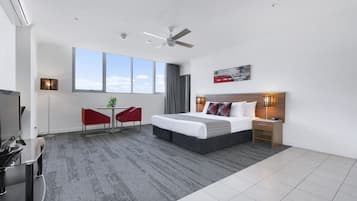 Studio Standar, 1 Tempat Tidur Queen | Brankas, meja kerja, kedap suara, dan setrika/meja setrika
