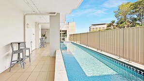 Outdoor pool, pool loungers - Hotel Diana South Brisbane (South Brisbane)