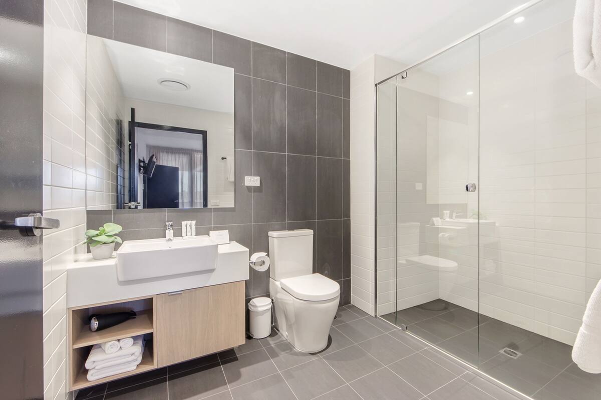 two-bedroom apartment | bathroom | free toiletries, hair dryer, towels