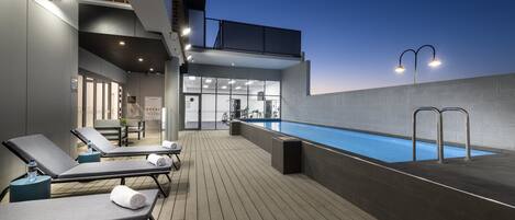 Alberca al aire libre, acceso de 07:30 a 22:00, y camastros