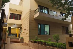 Front of property - Hotel Mayarch Premium (Gurugram)