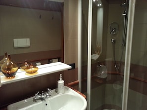 Habitación con 1 cama matrimonial o 2 individuales, baño privado (External) | Baño | Amenidades de baño gratuitas, secadora de cabello, toallas