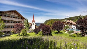 Innendørsbasseng og sesongbasert utendørsbasseng