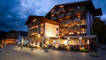 Fassade der Unterkunft – Abend/Nacht