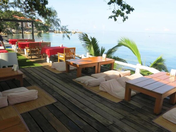 Se sirven desayunos, comidas, cenas y cocina local e internacional