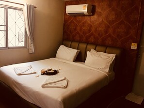 In-room safe, free WiFi - Flowers Resort (Koh Tao)