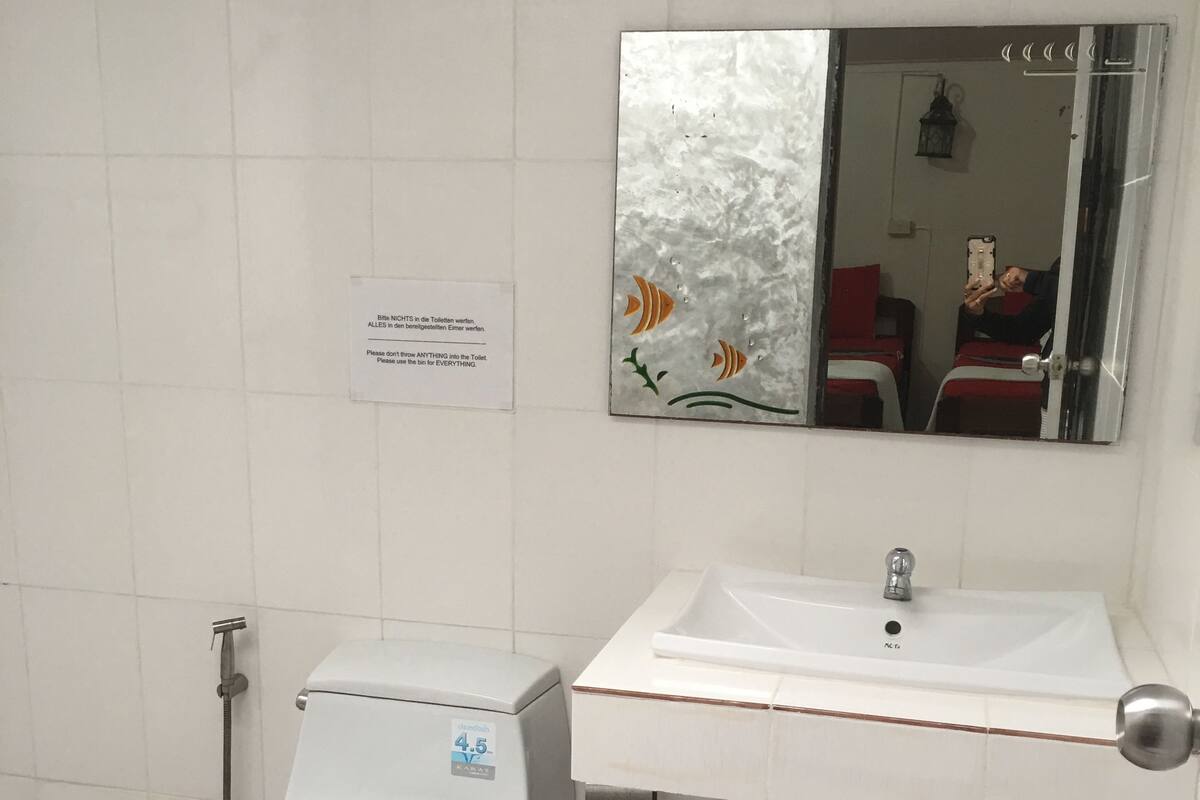 Bungalow Standard | Salle de bain | Douche, articles de toilette (gratuits), séchoir à cheveux