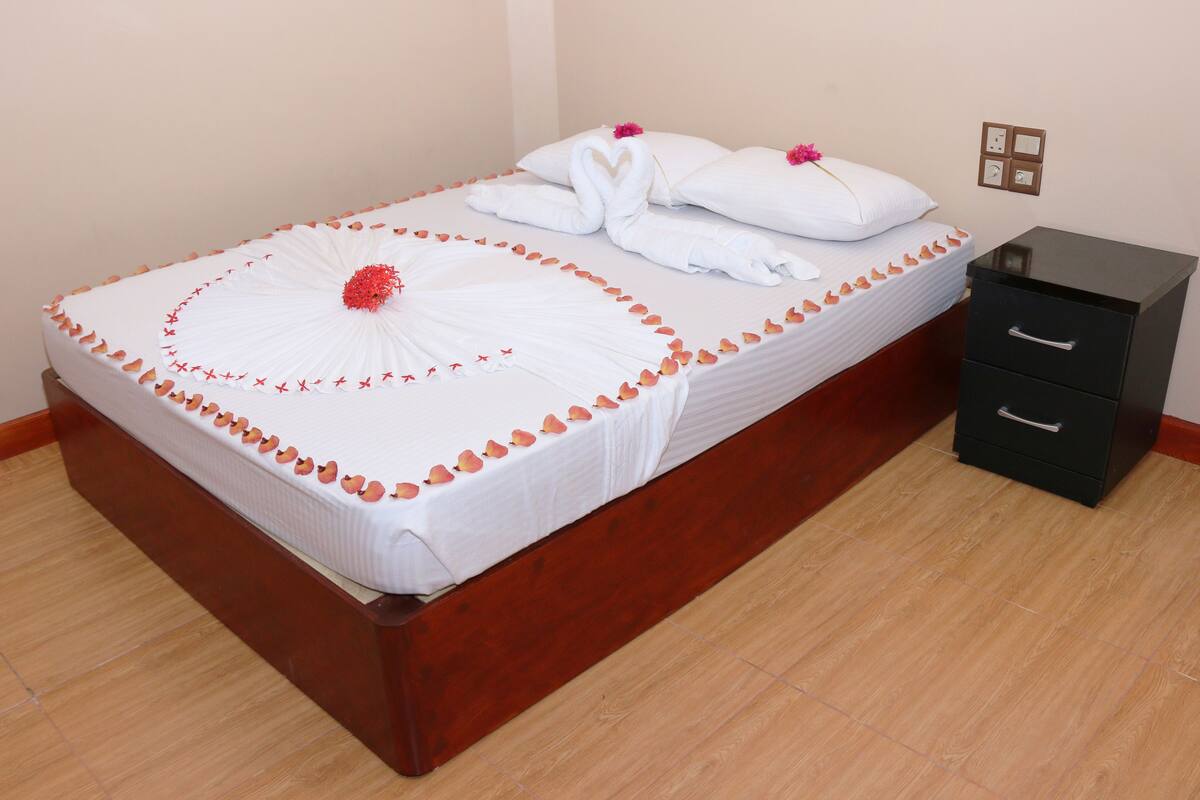 1 kamar tidur, minibar, brankas, dan meja kerja