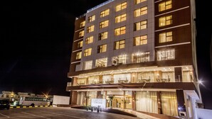 Front of property – evening/night - Carnelian By Glory Bower Hotel (Muscat)