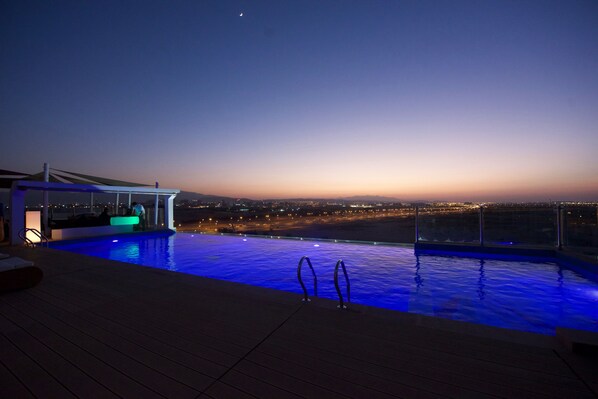 Piscina con borde infinito