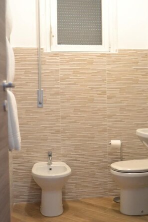 Shower, hair dryer, bidet, towels - Gloria Hostel (Milan)