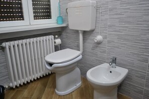 Basic Shared Dormitory, Mixed Dorm | Bathroom | Shower, hair dryer, bidet, towels - Gloria Hostel (Milan)