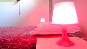 Escritorio, wifi gratis y ropa de cama