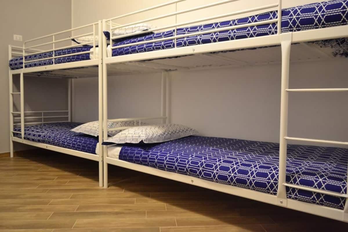 Dormitorio condiviso Basic, dormitorio misto | Una scrivania, Wi-Fi gratuito, lenzuola