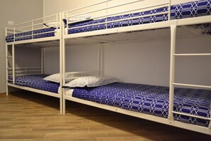 Desk, free WiFi, bed sheets - Gloria Hostel (Milan)