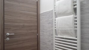 Ducha, secador de pelo, bidet, toallas