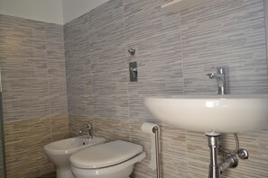 Shared Dormitory, Mixed Dorm | Bathroom | Shower, hair dryer, bidet, towels - Gloria Hostel (Milan)