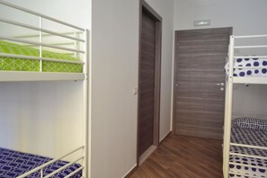 Desk, free WiFi, bed sheets - Gloria Hostel (Milan)
